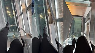 video Kráčanie po sklenenom schodisku ti môže spôsobiť stres