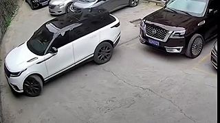 video Vodič Range Roveru by si zaslúžil medailu, ukázal pravé šoférske umenie!