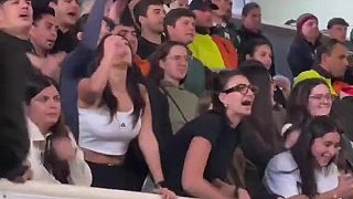 video Čo chcela len tomu futbalistovi odkázať?