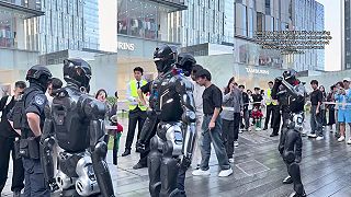 video V čínskom meste Šen-čen predstavili prvého robotického policajta - T800