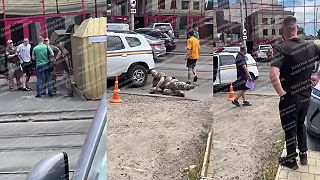 video Mladík brutálne napadol mobilizačných dôstojníkov v Mykolajive