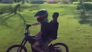 video Keď vezieš kamoša a zistíš, že sa odrazu vezie na tebe