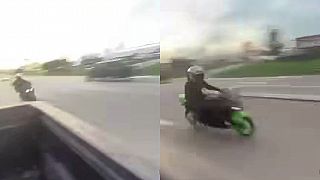 video Devätnásťročný motorkár zomrel po náraze do auta pri vysokej rýchlosti (DRSNÉ)
