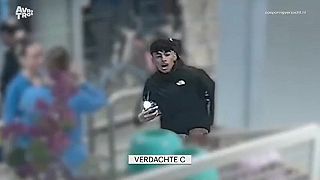 video Štyria mladíci napadli v supermarkete v Holandsku chlapca, polícia pátra