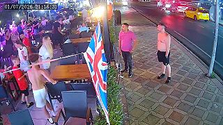 video Brit priniesol do Turecka trošku kultúry, udrel ženu a tínedžera