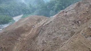 video Chlap mal obrovské šťastie, keď prežil masívny zosuv pôdy