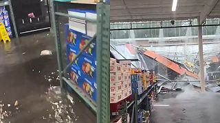 video HOLY ŠIT: V obchode sa zrútila strecha, vo vnútri sa nachádzalo 27 ľudí