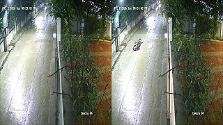 video Leopard zaútočil na rozvozcu v Indore, ten odhodil motorku a utiekol