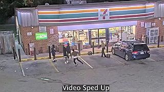 video Šesť tínedžerov brutálne napadlo 74-ročného muža v Baltimore