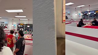video Dobrá nálada v reštaurácii In-N-Out počas búrky v Arizone