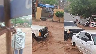 video Rozsiahle povodne v mexickom meste Nogales: Prúdy vody unášajú autá aj ľudí