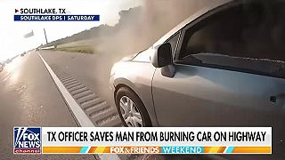 video Policajt zachránil muža z horiaceho auta na diaľnici, v ruke mu zostala kľučka!