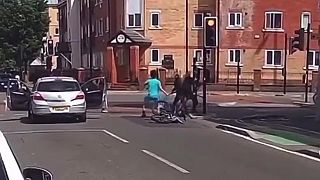 video Vitajte v Británii: Mačetová potýčka v Manchesteri počas bieleho dňa