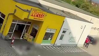 video Streľba v Drážďanoch: Policajti postrelili muža s puškou pred supermarketom