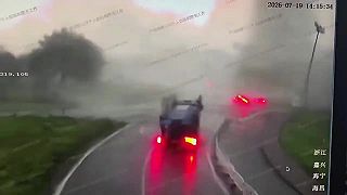 video Tornádo v Číne vymrštilo auto do vzduchu, dvaja ľudia utrpeli zranenia