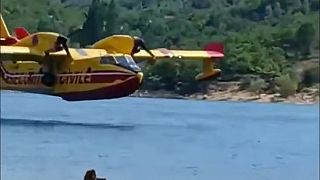video Piloti francúzskej Sécurité Civile čerpajú do lietadiel Canadair CL-415 vodu