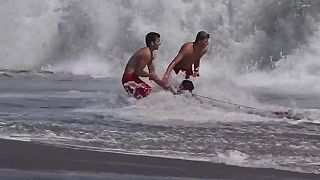 video Dramatická záchrana topiaceho sa chlapca v oceáne, plavčíci si zaslúžia pochvalu