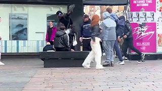 video Skupina mužov napadla staršieho muža na námestí v Glasgowe