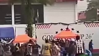 video Dvoch futbalistov v Thajsku zasiahol blesk, jeden na mieste zomrel