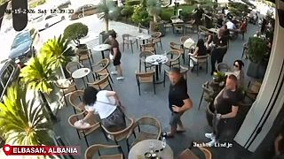 video Chcel zavraždiť muža, ktorý strieľal na jeho brata, pištol sa však zasekla