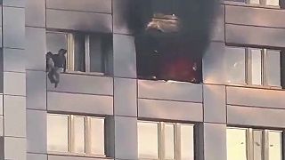 video Žena skočila z 11. poschodia do koša hasičskej plošiny v Berlíne