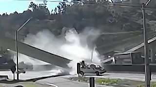 video Nákladné auto narazilo do mosta na diaľnici v Brazílii: zrútil sa, dvaja mŕtvi