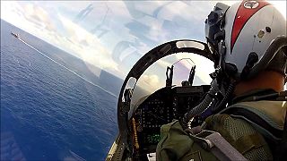 video Pristávací manéver F/A-18 Hornet na lietadlovej lodi USS Abraham Lincoln