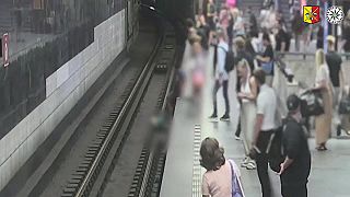 video Odvážny muž zachránil chlapca, ktorý spadol do koľajiska kvôli mobilu v ruke