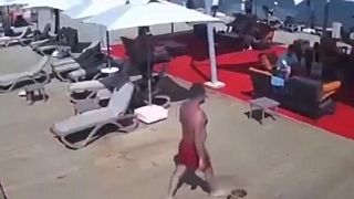 video Zomrel muž, ktorý napriek zákazom skočil šípku do plytkej vody (DARWINOVA CENA)