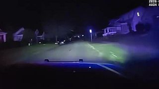 video Podozrivý z vraždy ukradol policajné auto, vrazil do domu a napadol políciu