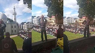 video Motorkári v Litve protestovali pred mešitou s hlavou mŕtveho prasaťa