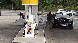 video Mladý lupič ťahal za kratší koniec, keď chcel ukradnúť auto, vodič ho postrelil