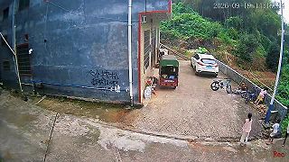 video Chlapec „plachtil” zo štyroch metrov po páde z bicykla, nič sa mu nestalo