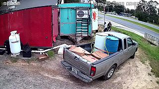video Razia ICE v reštaurácii na Floride: Zamestnanci v panike utekali, troch zadržali