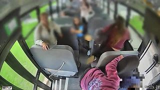 video Študenti v Pensylvánii zachránili školský autobus po zdravotnom probléme vodiča