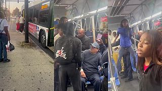 video Tínedžeri napadli staršieho muža v autobuse, šofér a dievčina zasiahli