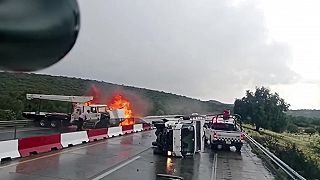 video Žeriav havaroval na diaľnici a začal horieť, takmer „zramoval” muža