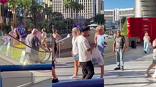 video Násilná potýčka showgirls s turistami na Las Vegas Strip: zatknuté po bitke