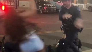 video Policajti surovo zhodili na zem povzbudzovačku z Arizonskej univerzity