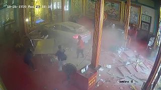 video Elektrické auto narazilo do chrámu v Bangkoku, traja zranení