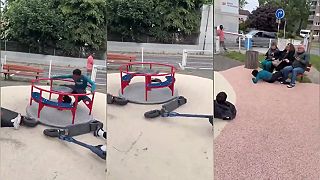 video Z kolotoča urobili pomocou elektrických kolobežiek centrifúgu