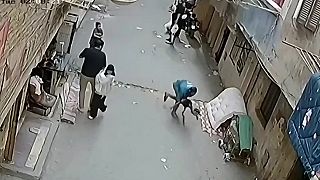 video Muž sa stal hrdinom dňa, zachytil padajúce dieťa