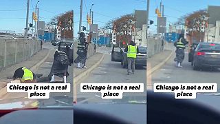 video Bezdomovec v igelitových nohaviciach vypol muža na ulici v Chicagu