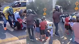 video Muža s pištoľou v ruke odstavil motorkár