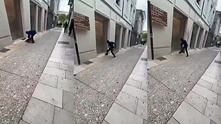 video „Protestujúci“ sa pokúsil rozbiť výklad, KARMA mu to vrátila