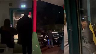 video Maskovaný „Francúz” napadol ženu, ktorá natáčala vyčíňanie skupiny „študentov”