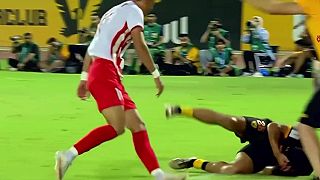 video Hráč Al Qadsia dostal kopanec do tváre, rozhodca nezasahoval kvôli absencii VAR