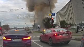 video Ruský dron zasiahol čerpaciu stanicu v Charkove na Ukrajine