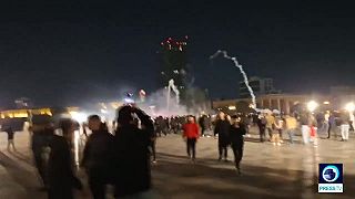 video Násilné protesty v Tirane: polícia použila slzotvorný plyn proti demonštrantom