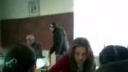 video Drzaňa zhodila zo stoličky učiteľa